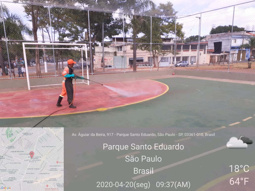 #PraCegoVer visualiza-se a imagem de um agente de limpeza realizando a lavagem de um pequeno campo de futebol.